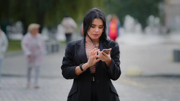 Close Businesswoman Stands Outdoors City Roadway Holding Mobile Phone Looking — Zdjęcie stockowe