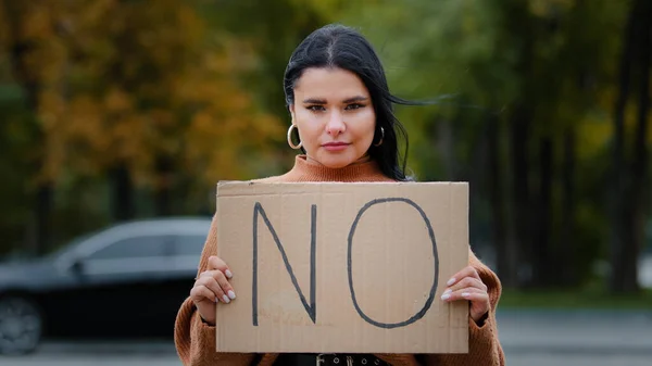 Muchacha Protesta Cerca Pie Aire Libre Mirando Cámara Con Pancarta — Foto de Stock