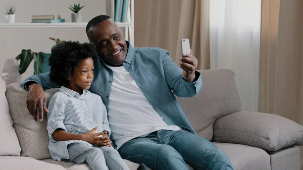 African American Family Father Daughter Sitting Room Couch Chatting Webcam — Foto Stock