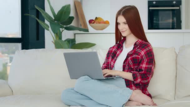 Successful Young Business Woman Freelancer Student Redhead Girl Works Laptop — Vídeo de Stock