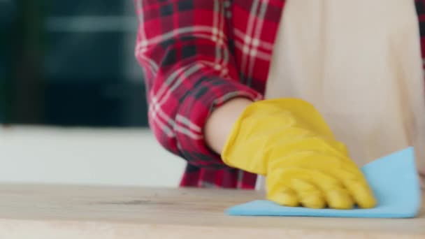 Unknown Housewife Female Cleaner Wears Rubber Yellow Gloves Keeping House — 图库视频影像