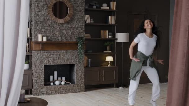 Счастливая Веселая Молодая Женщина Танцует Дома Наслаждаясь Свободой Выходные Одиночестве — стоковое видео