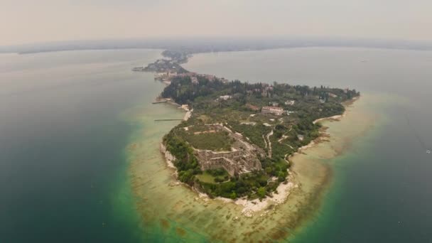 Aerial View Small Island Historical Archaeological Buildings Beautiful Sandy Beach — Vídeo de Stock