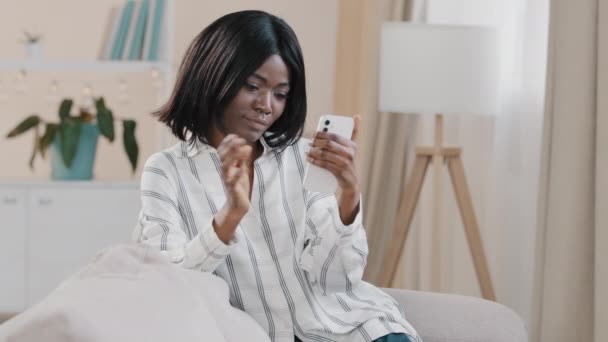 Relaxed Young African American Woman Sitting Comfort Sofa Holding Phone — Videoclip de stoc