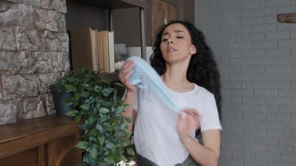 Expressive Young Curly Hispanic Woman Wipes Dust Room Dancing Dynamic — Vídeo de stock