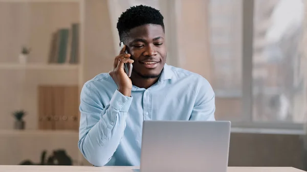African American Man Businessman Freelancer Worker Talk Talter Mobile Cell — Zdjęcie stockowe