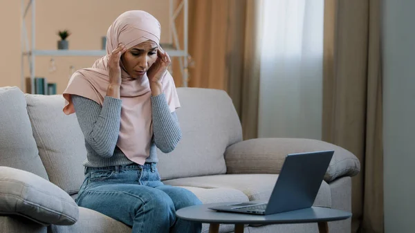 Young Muslim Woman Pink Hijab Sitting Sofa Working Using Laptop — Foto Stock