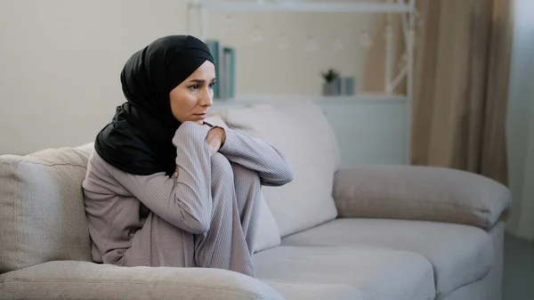 Ansioso Triste Giovane Donna Hijab Nero Seduto Sul Divano Soggiorno — Foto Stock