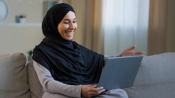 Amichevole Araba Musulmana Donna Ragazza Hijab Sedersi Accogliente Divano Parlare — Foto Stock
