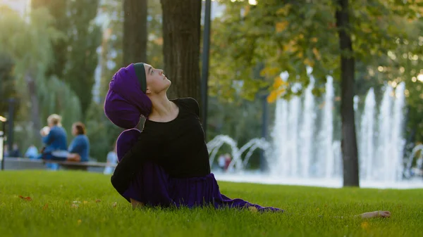 Fille Musulmane Dans Hijab Femme Islamique Yogi Femme Sportive Pratiquant — Photo