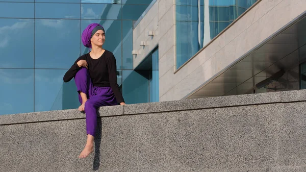 Spokojny Młody Muzułmanin Dziewczyna Buddysta Hidżabie Samotna Kobieta Piękna Kobieta — Zdjęcie stockowe