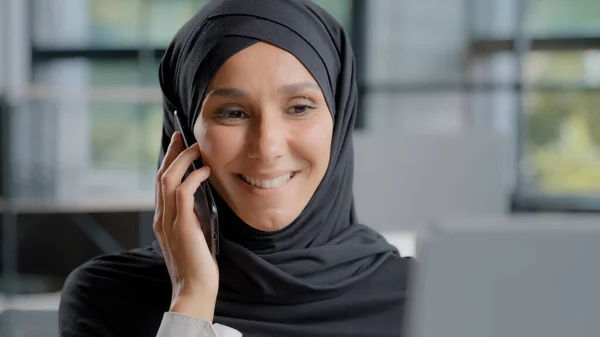 Close Young Smiling Arab Woman Secretary Hijab Talking Phone Office — Foto Stock
