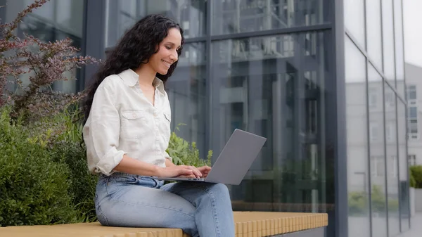 Smiling Businesswoman Sits Bench Office Building Terrace Laptop Chatting Clients — ストック写真