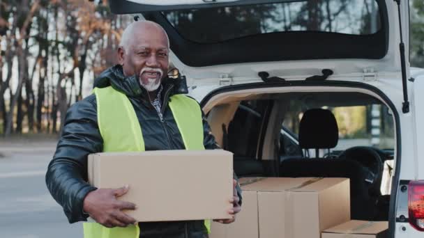 Mature African American Smiling Man Holding Cardboard Box Stands Open — Stock videók