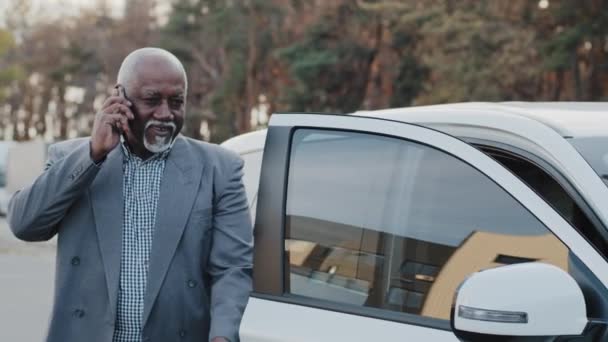 Äldre Afrikansk Amerikansk Man Talar Mobiltelefon Promenader Upp Till Bilen — Stockvideo