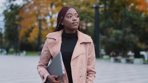 Νεαρή Σίγουρη Φοιτήτρια Επιτυχημένη Επιχειρηματίας Που Περπατάει Εξωτερικούς Χώρους Κρατώντας — Αρχείο Βίντεο