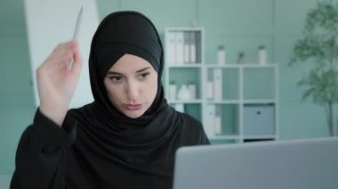 Islamism muslin woman teacher coach help line agent manager specialist speaks online chat video conference call virtual class lecture financial analyst show pen in air graphic image example explaining