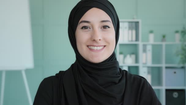 Close Moving Shooting Islamic Muslim Woman Smiling Toothy Office Carefree — Vídeos de Stock