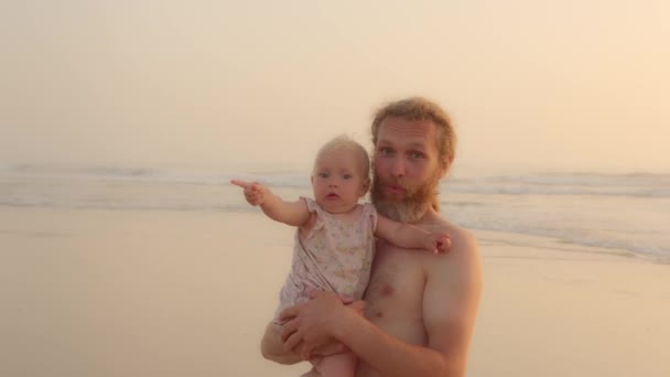 Caucasian Adult Father Long Hair Bearded Daddy Embracing Hugging Little — Stok video