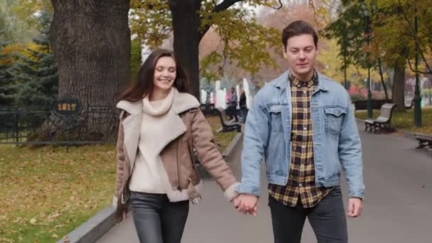 Χαρούμενη Δύο Νεαροί Σύζυγοι Που Περπατούν Στο Δρόμο Στο Πάρκο — Αρχείο Βίντεο