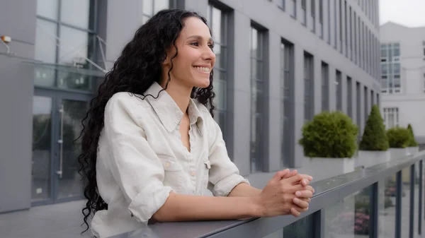 Caucasian Hispanic 30S Woman Curly Long Hair Female Businesswoman Stands — Stockfoto