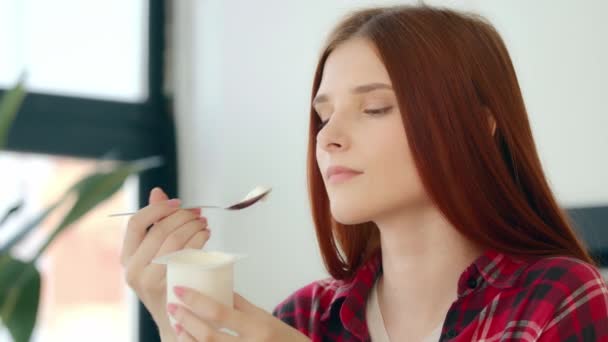 Close Caucasian Woman Redhead Hungry Girl Vegetarian Vegan Tasting Dairy — Vídeo de stock