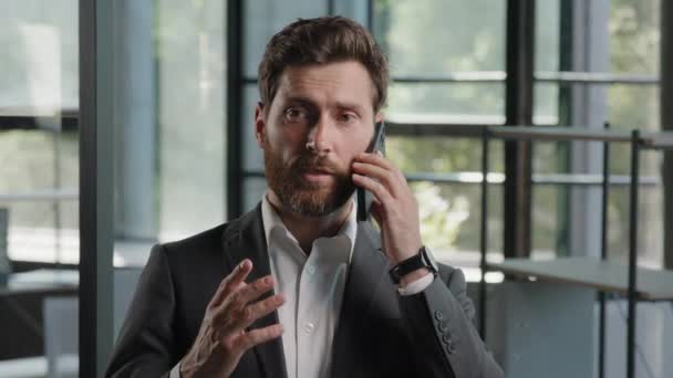 Bearded 40S Adult Mature Caucasian Man Speaks Mobile Phone Remote — Wideo stockowe