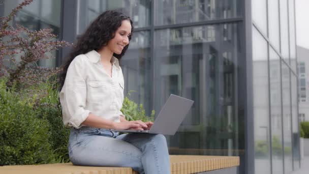 Smiling Businesswoman Sits Bench Office Building Terrace Laptop Chatting Clients — 图库视频影像