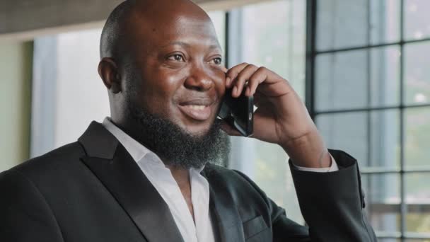 Bearded African Middle Aged Businessman American Consultant Salesman Talk Mobile — Vídeos de Stock