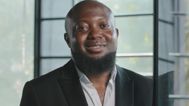 Πορτρέτο Της Αφρικής Αμερικανός Ενήλικας Όμορφος Ανώτερος Άνδρας Επιχειρηματίας Μελαχρινή — Αρχείο Βίντεο