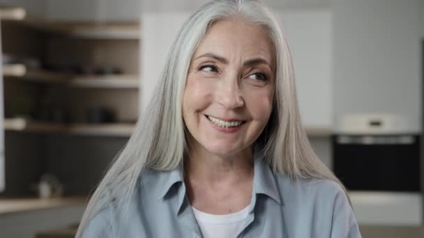 Ικανοποιημένη Θετική Γκρίζα Μαλλιά Κομψή Γριά Νοικοκυρά Ώριμη Ξέγνοιαστη Γαλήνια — Αρχείο Βίντεο
