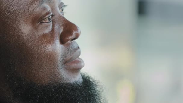 Крупным Планом Портрет Мужчина Лицо Мечтательный Африканский Взрослый Мужчина Бородатый — стоковое видео