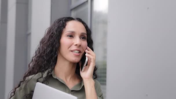 Closeup Positive Moving Business Woman 30S Ceo Manager Boss Female — Videoclip de stoc