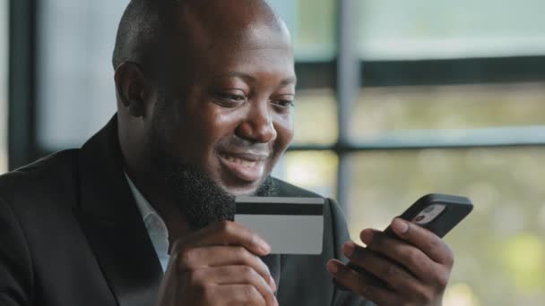 Радісний Африканський Покупець Споживач Американський Бізнесмен Покупець Платить Рахунки Мобільному — стокове відео