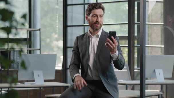 Adult 40S Caucasian Bearded Businessman Sitting Office Table Talking Speaking — Stok video