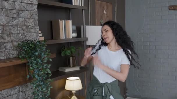 Щаслива Енергійна Жінка Домогосподарка Танцює Вдома Імітуючи Барабани Прибирає Квартиру — стокове відео