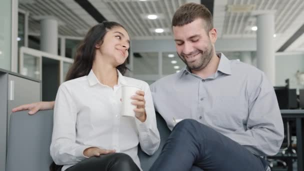 Employees Sit Office Lunchtime Communicate Relax Young Woman Manager Drinking — Vídeo de Stock