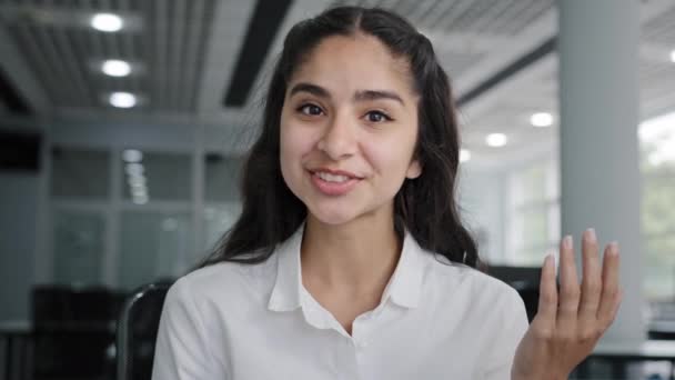Headshot Νεαρή Θετική Γυναίκα Σύμβουλος Πωλήσεων Πράκτορας Κάνει Παρουσίαση Κοιτάζοντας — Αρχείο Βίντεο