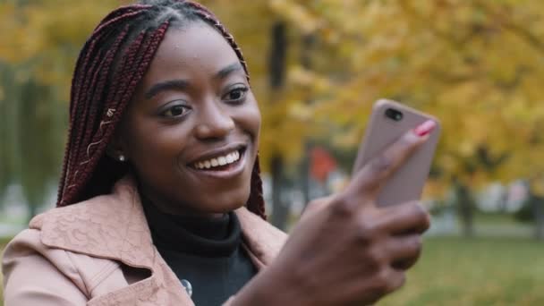 Крупним Планом Молода Щаслива Жінка Стоїть Осінньому Парку Передає Відео — стокове відео