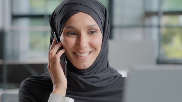 Close Young Smiling Arab Woman Secretary Hijab Talking Phone Office — Wideo stockowe