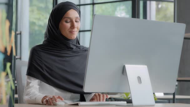 Confident Arab Businesswoman Manager Hijab Sitting Modern Office Working Internet — Vídeo de Stock