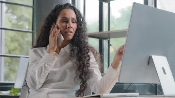 Young Multitasking Businesswoman Speaks Mobile Phone Communicates Client Looks Monitor — Stockvideo