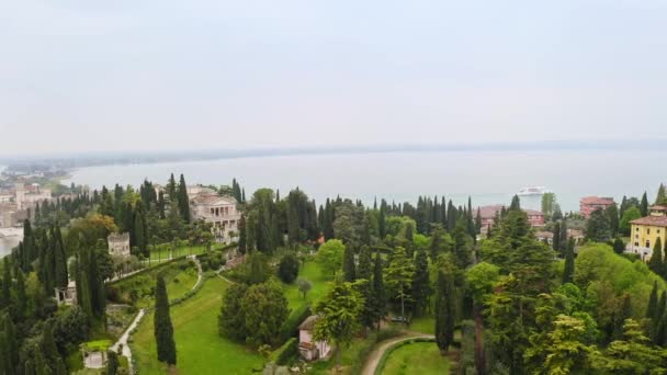 Aerial View Λίμνη Garda Ιταλία Όμορφο Πολυτελές Τουριστικό Μέρος Στις — Αρχείο Βίντεο
