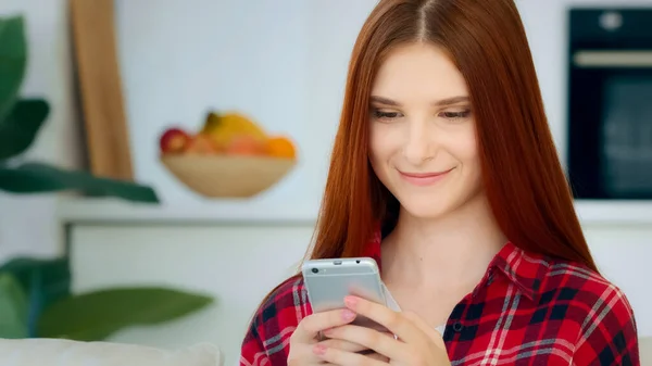 Smiling Red Haired Caucasian Girl Model Woman Sits Kitchen Room — Stockfoto