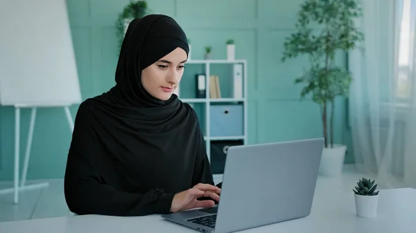 Busy Islam Businesswoman Black Hijab Freelancer Islamic Arabian Girl Student — Foto Stock