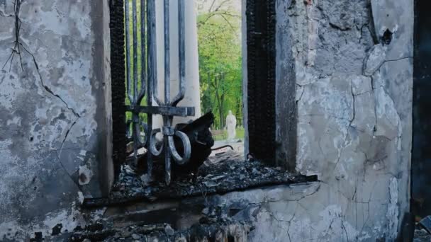 ハリコフ地域 スコヴォロディノフカ スコヴォロディニフカ ウクライナ 2022 ミサイル攻撃爆撃テロの結果 スコヴォロダ博物館火災の建物を焼き灰窓を閉じる — ストック動画