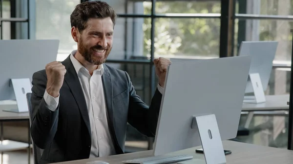 Happy Caucasian Bearded Businessman Office Looking Computer Screen Emotion Winner — Foto de Stock