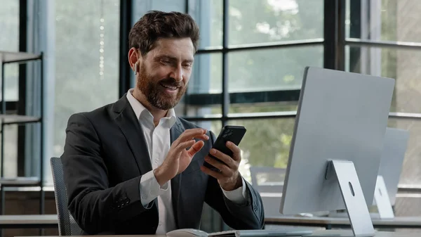 Бородатый Бизнесмен Среднего Возраста Сидящий Офисе Используя Телефон Мобильное Аудио — стоковое фото