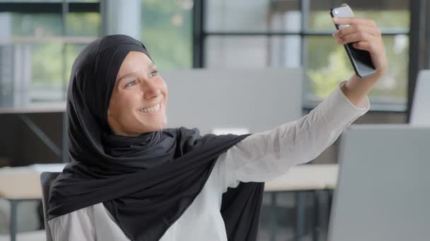 Позитивная Молодая Мусульманка Хиджабе Офисный Работник Блоггер Фотографируется Фронтальную Камеру — стоковое видео