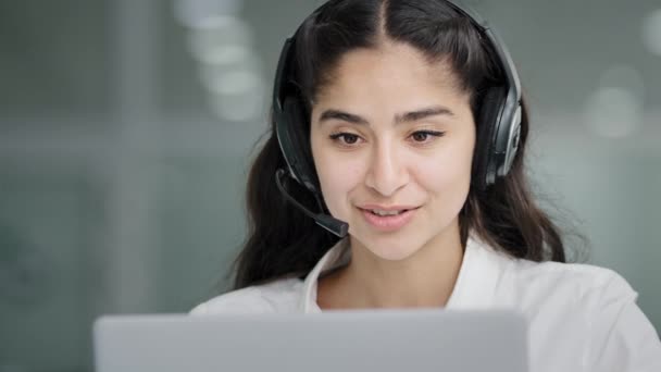 Close Young Woman Assistant Sales Agent Advisor Hotline Consultant Answering — Vídeo de Stock